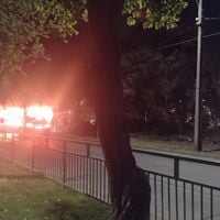 Encapuchados queman bus RED en Villa Francia y arrojan panfletos alusivos a causas anarquistas