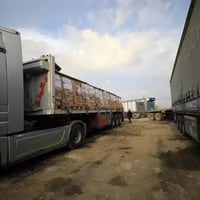 Israel cierra el paso de Kerem Shalom a los camiones de ayuda humanitaria tras un ataque con cohetes