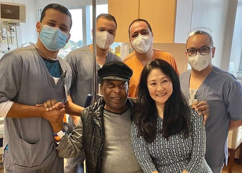 Pelé compartió una fotografía tras recibir el alta después de permanecer cerca de un mes hospitalizado.