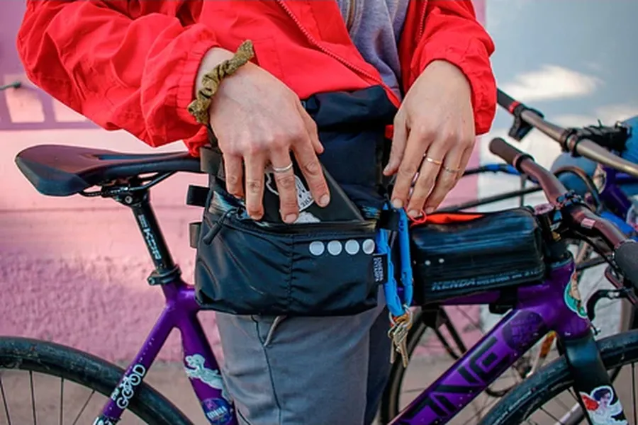 Ciclistas a la moda: los mejores accesorios y prendas para pedalear - La  Tercera