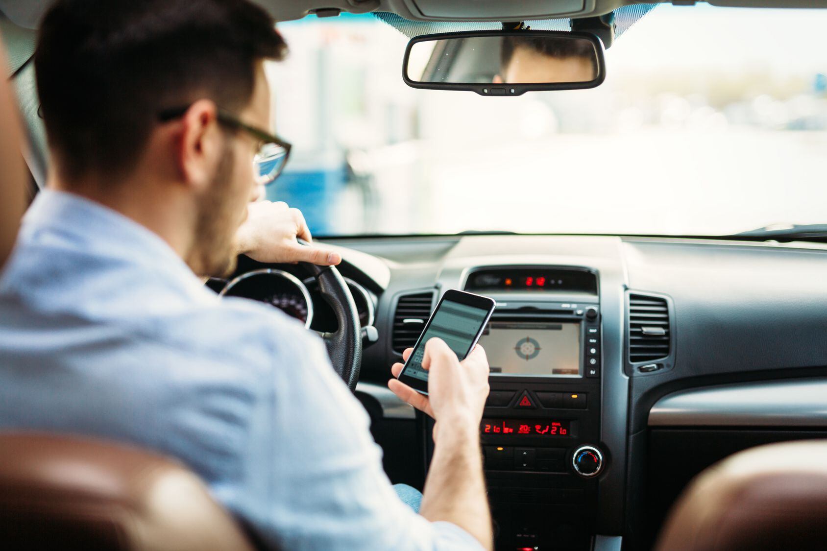 Ley No Chat: ¿Cómo preparar tu auto para conducir usando el celular y  cumplir con la norma? – FayerWayer