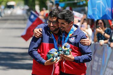 Matías Mansilla y su guía Marcelo Mancilla celebran tras la medalla de bronce.