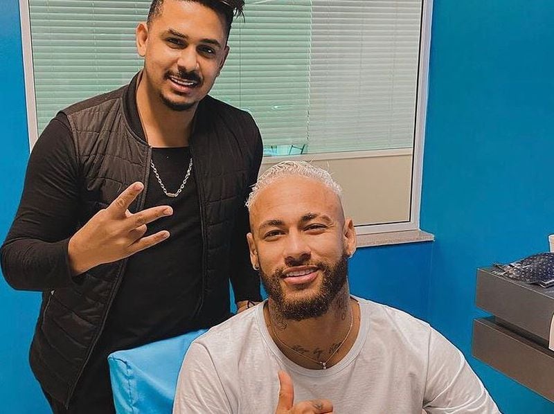 Neymar y Dom Marlus, el barbero que visitó la concentración de Brasil.