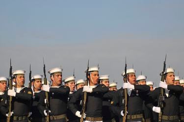 Una fila de marinos de la Armada de Chile, durante el desfile en conmemoración de la Glorias Navales, en la Plaza 21 de Mayo, frente al Monumento a Prat de la ciudad de Iquique.