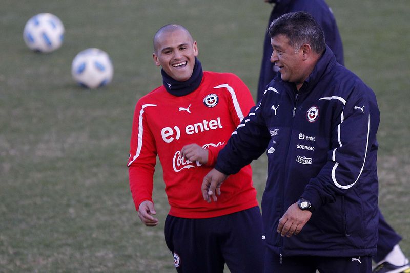 Claudio Borghi junto a Humberto Suazo en una práctica de la Selección Chilena.