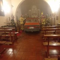 Hombre estrella su auto contra altar mayor de iglesia de San Vicente de Tagua Tagua