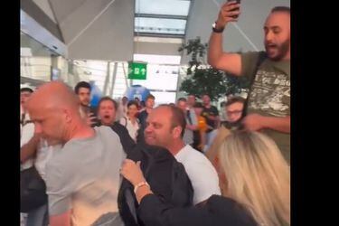 Alta tensión en Budapest: hinchas de la Roma agreden al juez Anthony Taylor y su familia en el aeropuerto tras final de la Europa League