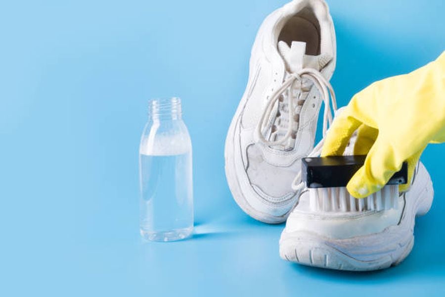 Cómo limpiar tus sucias zapatillas blancas - La Tercera