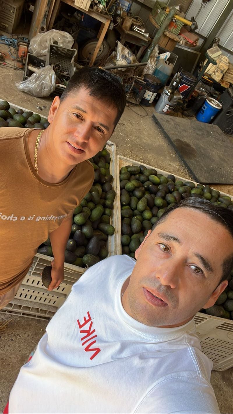Jaime Bravo y Emilio Hernández exhiben su producto estrella.