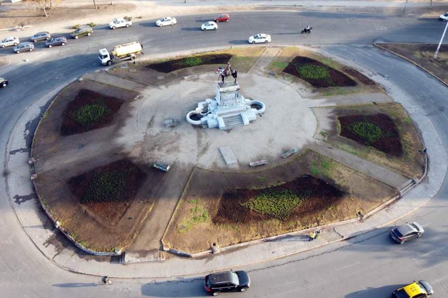 Realizan trabajos de jardinería y replantación de áreas verdes en monumento a Baquedano