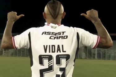 Arturo Vidal estampó su propia camiseta en su llegada al Monumental.