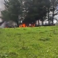 Ataque incendiario en Río Negro: docena de encapuchados quema vehículos y maquinaria forestal de empresa
