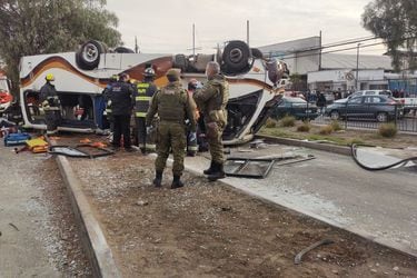 Bus de transporte público volcó en Cerrillos: al menos dos  fallecidos y 15 heridos
