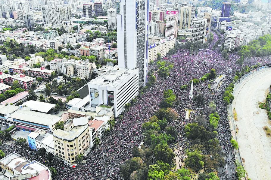 La multitudinaria marcha del viernes 25 de octubre vista desde el aire.