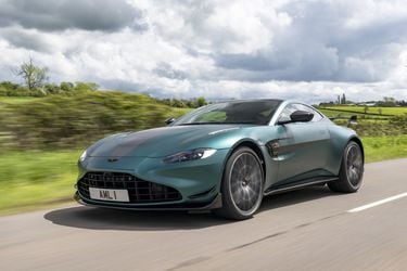 Poderoso binomio: Aston Martin estrena en Chile los Vantage Roadster y el coupé F1 Edition