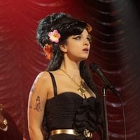 De las drogas al origen del peinado icónico: qué es real y qué es falso en la biopic de Amy Winehouse