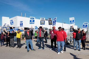 Fabricante de automóviles de EEUU prevé despedir a cientos de trabajadores por huelga