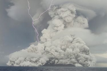 Primer deceso por erupción volcánica y tsunami en isla de Tonga 