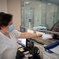 España vuelve a imponer uso de mascarilla en centros de salud ante aumento de virus respiratorios