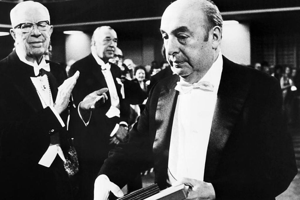 Pablo Neruda recibiendo el Nobel.