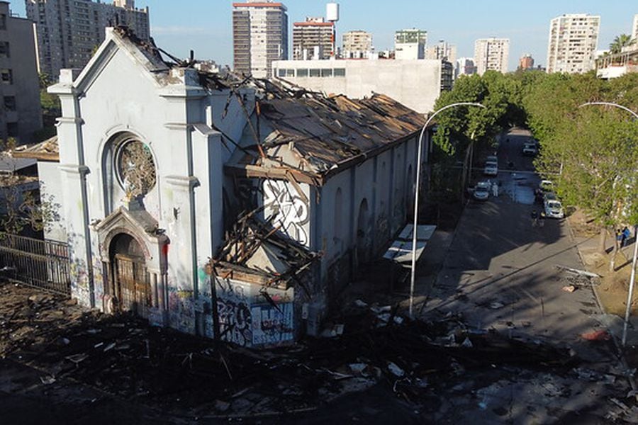 Valiosos vitrales, pinturas y una torre destruida: Los graves daños a las  iglesias incendiadas ayer - La Tercera
