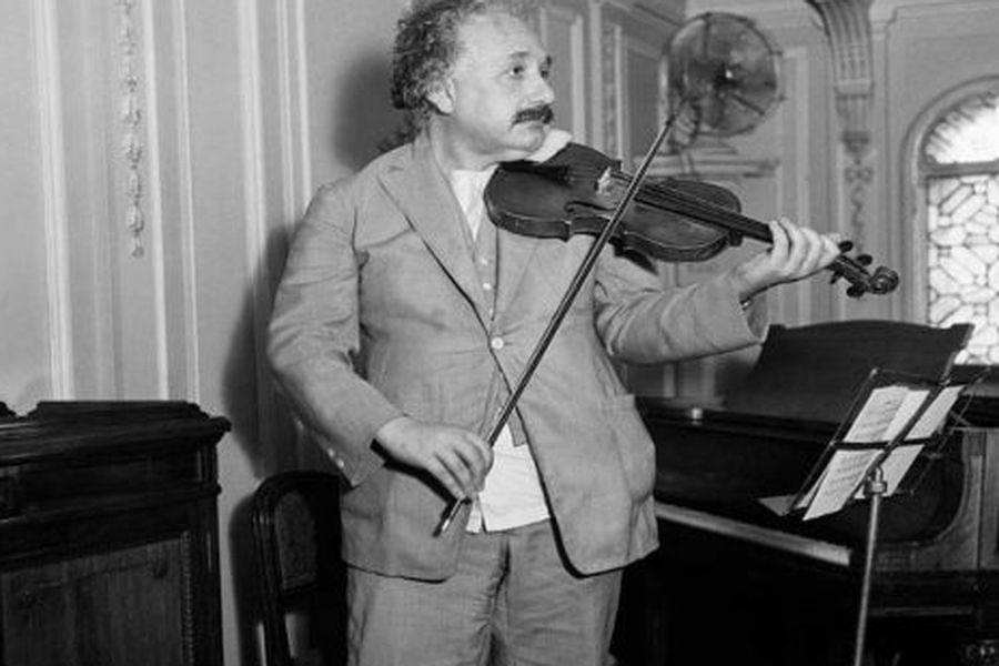 Albert Einstein tocando el violín.