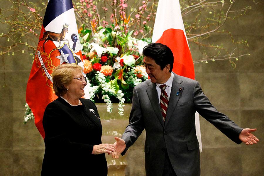 Michelle Bachelet y Shinzo Abe