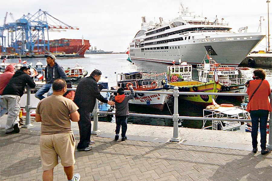 Recalan primeros cruceros en Valparaiso