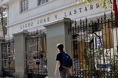 Liceo Lastarria denuncia el robo de notebooks, proyectores y más de 100 tablets tras toma estudiantil