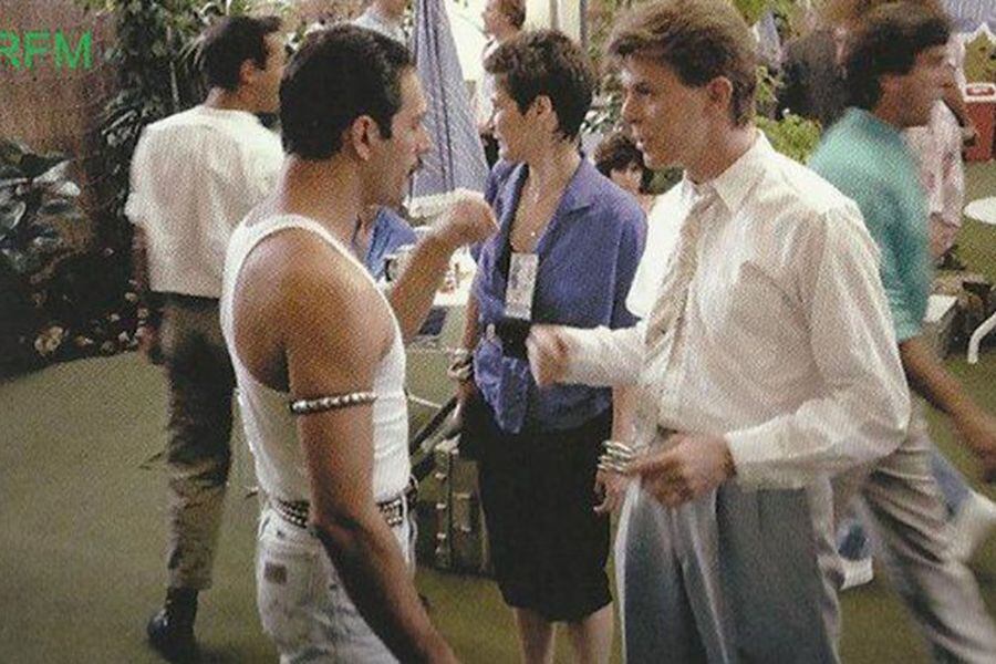 David bowie pressure. David Bowie and Freddie Mercury. Фредди Меркьюри и Боуи. Дэвид Боуи и Фредди. Дэвид Боуи и Фредди Меркьюри.