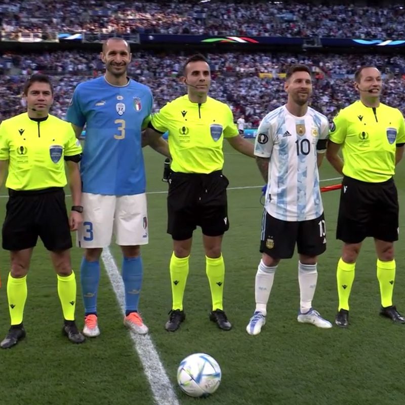 Piero Maza, sus asistentes y los capitanes, Messi y Chiellini.