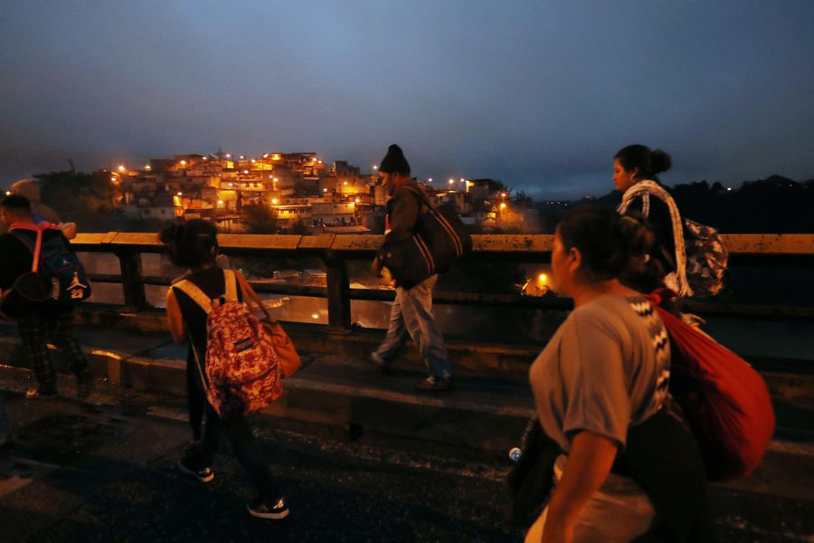 Migrantes hondureños continúan su viaje hacia Estados Unidos