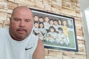 Juan Carlos Peralta posa con un cuadro que recuerda a Colo Colo 1991