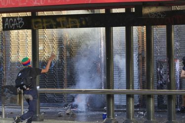 Se registran barricadas en Plaza Baquedano, ataque a la ex Fuente Alemana y disturbios en barrio Lastarria en jornada marcada por incidentes