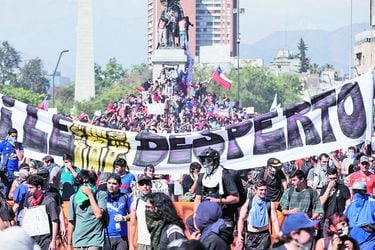 Decretan nuevo toque de queda en varias ciudades de Chile por las protestas (47133638)