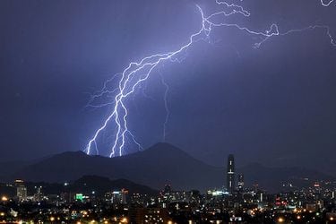 Truenos, rayos, lluvia torrencial y granizos: el furioso regreso de las precipitaciones a Santiago