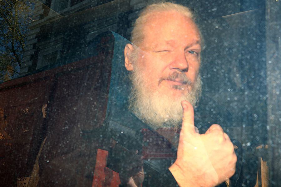 El fundador de WikiLeaks, Julian Assange, llega a la Corte de Magistrados de Westminster, luego de ser arrestado en Londres, Gran Bretaña, el 11 de abril de 2019. REUTERS / Hannah McKay