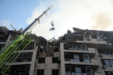 Un muerto y cinco heridos por el impacto de un misil contra un edificio de viviendas en el centro de Kiev