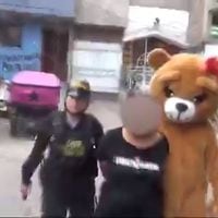 Policía peruano se disfraza de oso gigante para atrapar a una narcotraficante en día de San Valentín
