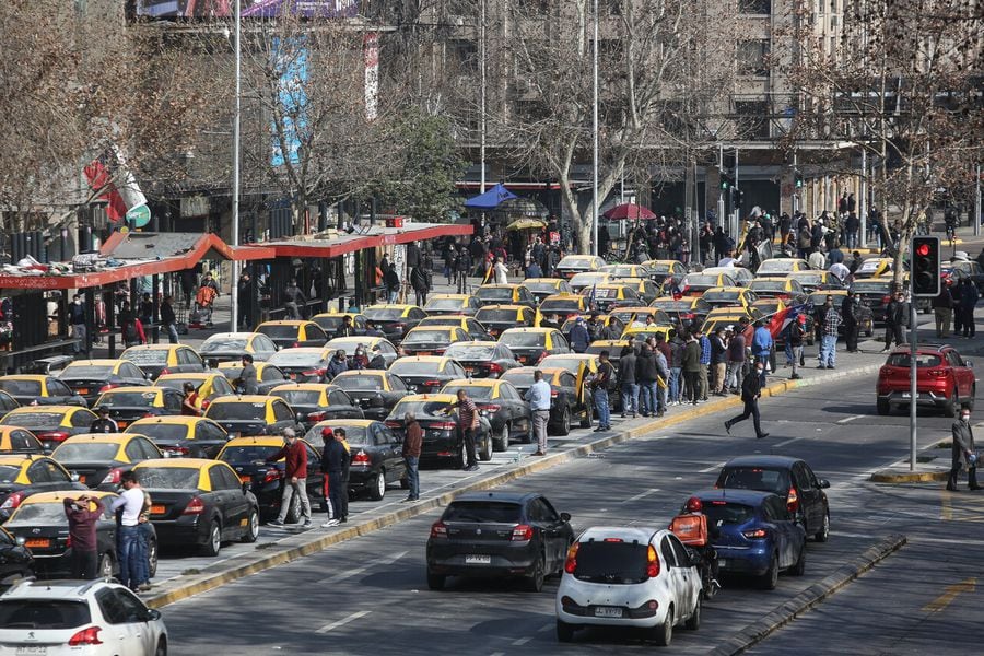 Taxistas convocados por redes sociales se manifiestan contra las alzas en la calzada sur de la Alameda y contra el tránsito
FOTO: DIEGO MARTIN/AGENCIAUNO