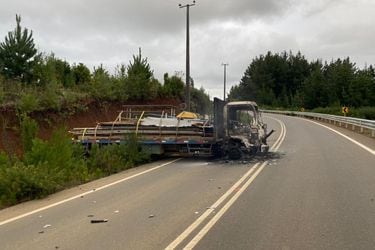 Encapuchados atacan caravana de vehículos forestales en Carahue: balean a conductor de camión y queman un segundo transporte de carga