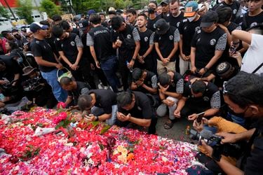 El testimonio de un exfutbolista chileno residente en Indonesia tras la tragedia en el clásico local: “El hincha es de mucho amor y odio; se vuelven loquitos en este país”