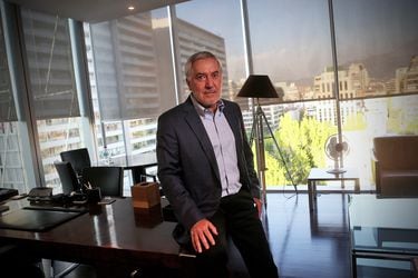 Jorge Salvatierra se instala fuera de Chile y deja la presidencia de Canal 13