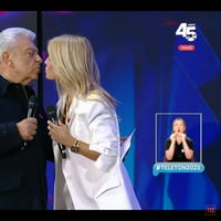 Don Francisco y Cecilia Bolocco siguen el ritual y se dan “¡el beso!”