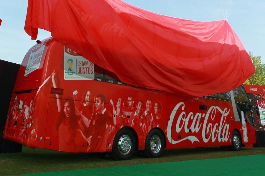 El bus de la Roja con el auspicio de Coca Cola.