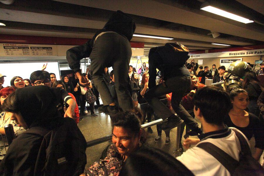Evasion por el alza del pasaje en el transporte publico - Metro Republica