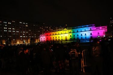 Palacio de la Moneda iluminado con colores de la Diversidad Sexual