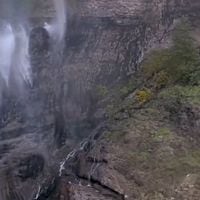 El asombroso registro de una cascada “invertida” producto de la tormenta Ciarán