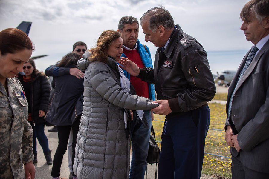 Llegan a la base aérea Chabunco, los familiares de los pasajeros y tripulantes del avión Hercules C-130 desaparecido en el Mar de Drake (AGENCIAUNO).