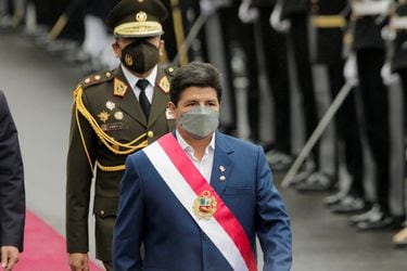 Presidente Castillo comunica a Gustavo Petro e Iván Duque que no asistirá a toma de mando en Colombia